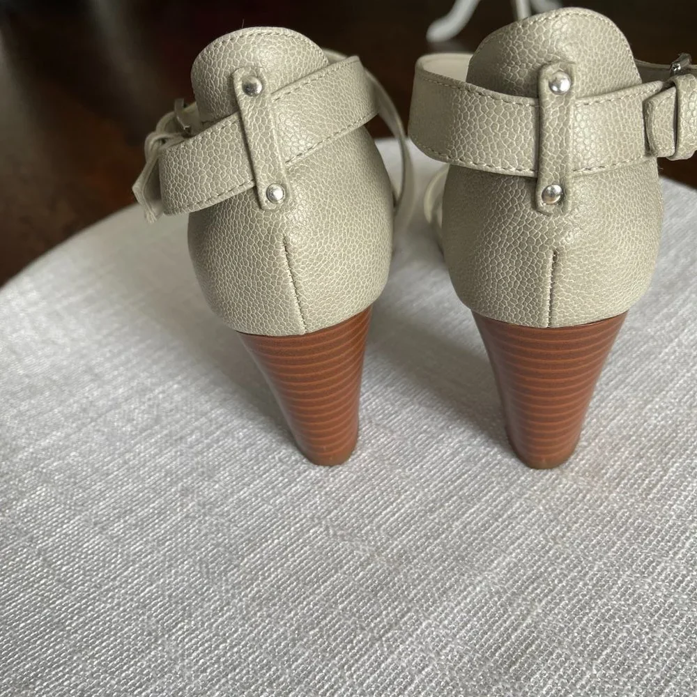 American Living gray sandals, size 7.5 (silver tone buckle) - Picture 6 of 7